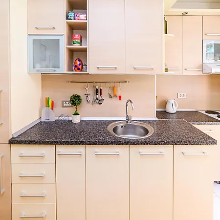 Cute And Cozy With Cathedral View-excellent Location Apartment